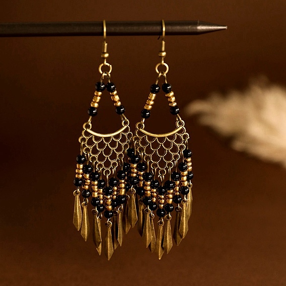 Винтажные богемные серьги-люстры с кисточками, украшенные бусинами из сплава и смолы.