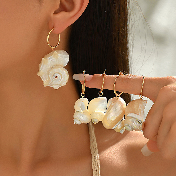 Серьги-кольца из сплава и натуральной ракушки, формы раковины