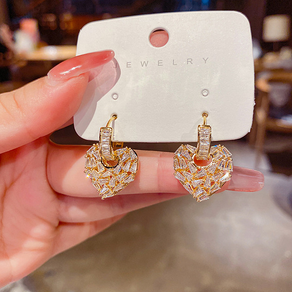 Серьги-гвоздики из латуни с прозрачным кубическим цирконием, сердце