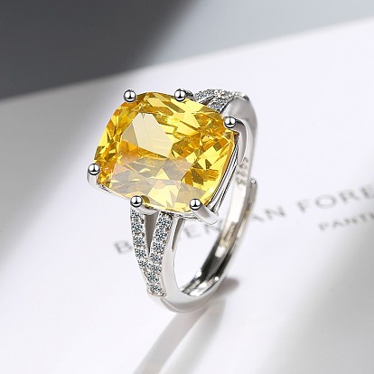 Bague pour femme à large face en zircon - accessoire de main élégant et stylé.