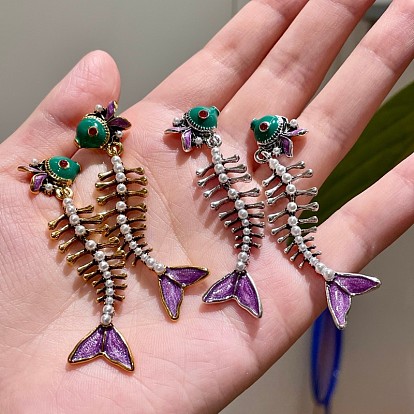 Серьги-гвоздики из искусственного жемчуга в форме рыбьей кости, с эмалью