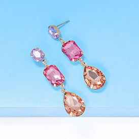 Шикарные розовые серьги-капли с геометрическим рисунком для элегантных дам на званых обедах и в качестве подарка друзьям или лучшим подругам.