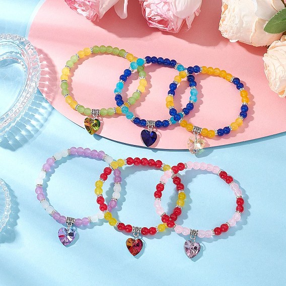 Браслеты с подвесками из круглого бисера, имитирующего нефрит, окрашенного методом запекания, с подвесками в виде граненых стеклянных сердечек и латунными бусинами-разделителями из стразов