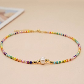 Collier pendentif minimaliste en perles miyuki arc-en-ciel avec perles d'eau douce