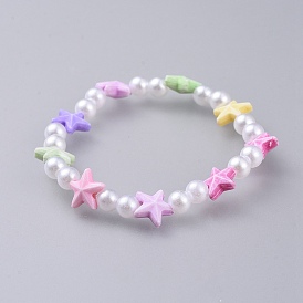 Los niños estiran pulseras, con perla acrílica imitada y cuentas acrílicas de colores, estrella de mar / estrellas de mar