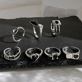 Chic 7-Piece Set of Black Spade & Peach Heart Ring with Multiple Joints for Women