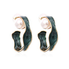 Exaggerated twisted alloy pearl earrings with oil coating and C-shaped design for women's stylish sense.