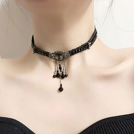 Élégant collier ras de cou en cristal vintage - style palais gothique, perles noires, luxueux.