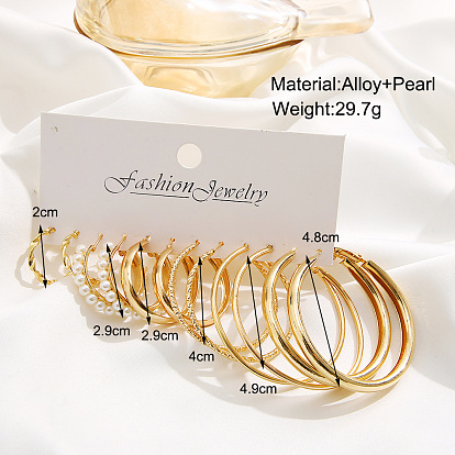 Boucle d'oreille en métal doré en forme de C avec boucles d'oreilles en perles vintage - élégante et chic.