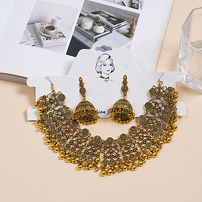 Комплекты из плоских круглых ожерелий с подвесками-кисточками и серег-гвоздиков