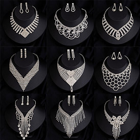 Комплекты из цепочки из сплава с кристаллами и стразами, а также серьги-гвоздики., платина