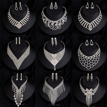 Комплекты из цепочки из сплава с кристаллами и стразами, а также серьги-гвоздики., платина