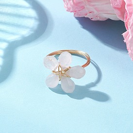 Кольца на палец из натурального розового кварца, обмотанные медной проволокой золотистого оттенка., цветок