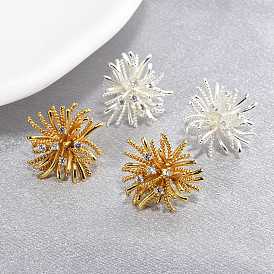 Серьги-гвоздики из латунного микро-паве, одуванчик