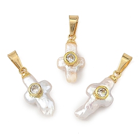 Natürliche barocke Keshi-Perlenanhänger, Religiöse Kreuzanhänger mit flachen, runden Messing-Mikropavé-Zirkonia-Cabochons, weiß