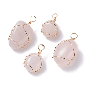 Naturel a augmenté pendentifs en quartz, avec fil de cuivre doré clair enroulé, forme indéfinie