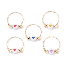 Anillos de dedo con cuentas acrílicas planas y redondas con patrón de corazón para niñas y mujeres, abalorios envoltura de alambre latón anillos finos, dorado