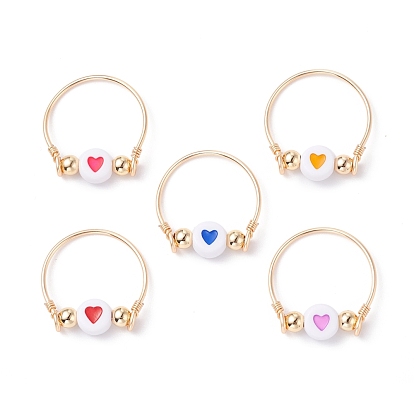 Anillos de dedo con cuentas acrílicas planas y redondas con patrón de corazón para niñas y mujeres, abalorios envoltura de alambre latón anillos finos, dorado