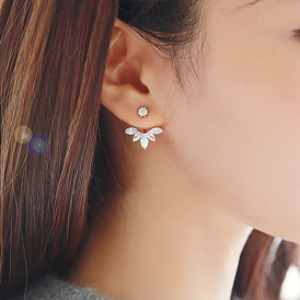 Zircon Daisy Flower Stud Earrings - Silver Needle, Elegant and Delicate.