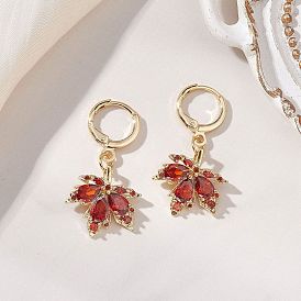 Серьги-подвески из латуни с микропаве из кубического циркония и застежкой-крючком в виде кленового листа., с фурнитурой латунной для серег, золотые