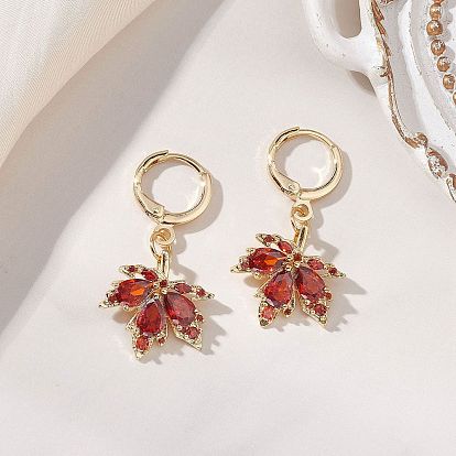 Серьги-подвески из латуни с микропаве из кубического циркония и застежкой-крючком в виде кленового листа., с фурнитурой латунной для серег, золотые
