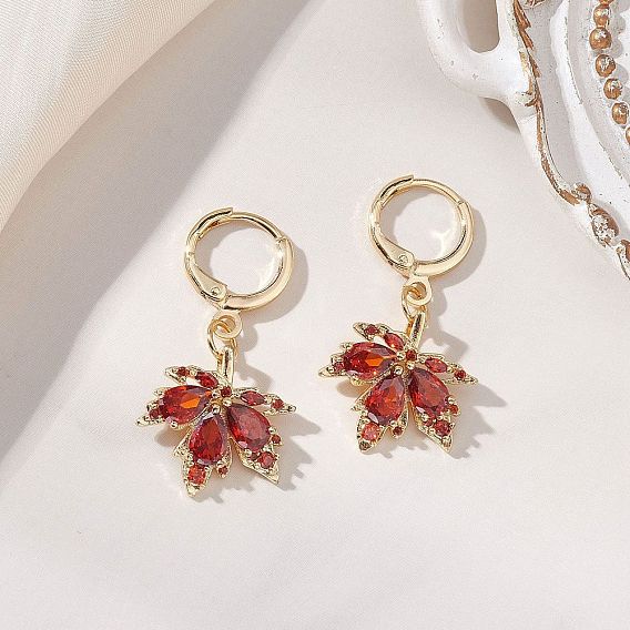 Серьги-подвески из латуни с микропаве из кубического циркония и застежкой-крючком в виде кленового листа., с фурнитурой латунной для серег, золотые