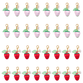 32pcs décorations pendentif fraise en acrylique transparent, avec des perles d'imitation en plastique ABS et des fermoirs mousquetons en alliage de zinc