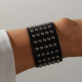 Bracelet en cuir punk à la mode avec rivets - bijoux de main sexy et personnalisés pour femmes.