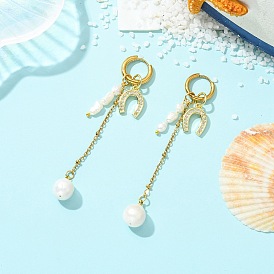 Серьги из 202 нержавеющей стали, с подвесками из латуни в форме подковы, инкрустированными микропаве из прозрачных кубических цирконий, натуральным жемчугом и цепочками из нержавеющей стали.