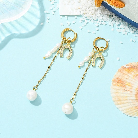 Серьги из 202 нержавеющей стали, с подвесками из латуни в форме подковы, инкрустированными микропаве из прозрачных кубических цирконий, натуральным жемчугом и цепочками из нержавеющей стали.