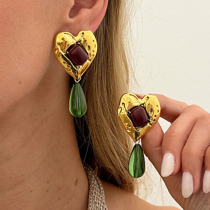 Серьги-гвоздики из сплава и смолы ко Дню святого Валентина, сердце со слезой