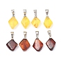 Подвески из натурального янтаря, Подвески в форме ромба с латунными защелками.