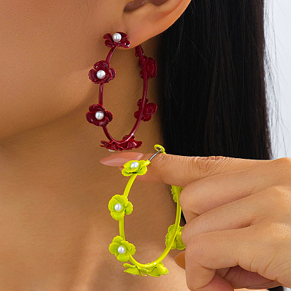 Boucles d'oreilles créoles en fer peint à la bombe et perles en plastique, fleur