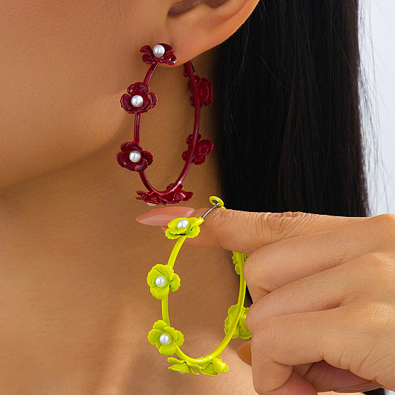 Boucles d'oreilles créoles en fer peint à la bombe et perles en plastique, fleur