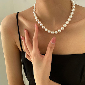 Collier de perles à la mode avec chaîne de clavicule luxueuse et polyvalente à la française - style célébrité, personnalité, branché.