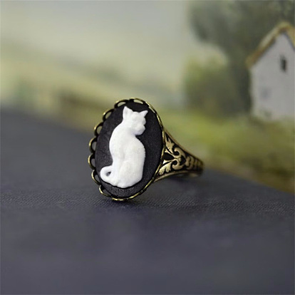 Сплав со смоляными кольцами, овал с рисунком в форме кошки