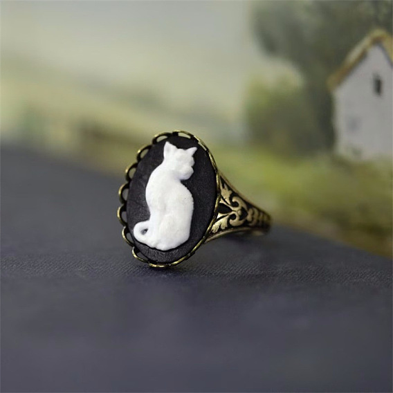 Сплав со смоляными кольцами, овал с рисунком в форме кошки