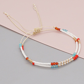 Bracelet perlé minimaliste fait main pour femme, parfait pour superposer et empiler.