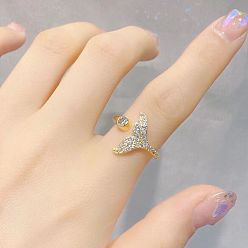 А Регулируемое кольцо «рыбий хвост» с простым цирконием — модное и универсальное сочетание