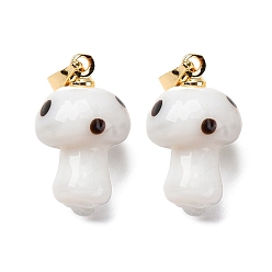 Белый Подвески лэмпворк ручной работы, гриб, с реечной накладкой из латуни с золотистым напылением, долговечный, золотые, белые, 16~17x9.5~10.5 мм, отверстие : 4.5x3.5 мм