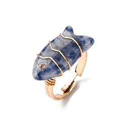 (306FM) Жонкиль матовый с лаймовой подкладкой Кольца из натуральной голубовато-пятнистой яшмы, рыба, с латунной фурнитурой со стразами, золотые, рыбы: 23x12 mm, размер США 7 1/4 (17.5 мм)