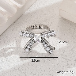 Платина Элегантное латунное кольцо-бантик с прозрачным кубическим цирконием, с пластиковыми искусственными жемчужинами для женщин, платина, размер США 6 (16.5 мм)