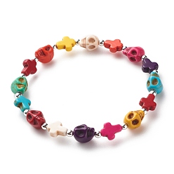 Coloré Bracelet extensible en perles de turquoise synthétique (teint) avec croix et tête de mort, bijoux de pierres précieuses d'halloween pour femmes, colorées, diamètre intérieur: 2-3/8 pouce (6 cm)