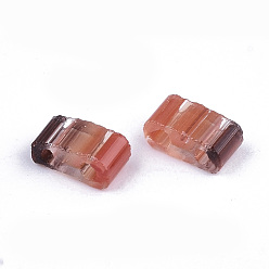 Rouge Foncé 2 trous perles de rocaille de verre, perles de rocaille rayées, couleurs transparentes, deux tons, rectangle, rouge foncé, 4.5~5.5x2x2~2.5mm, Trou: 0.5~0.8mm