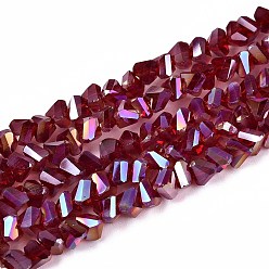 Темно-Красный Гальванизируйте прозрачное стекло бисер нитей, треугольные, с покрытием AB цвета, граненые, темно-красный, 3~3.5x4~4.5x4~4.5 мм, отверстие : 0.8 мм, около 121~131 шт / нитка, 14.37~15.35 дюйм (36.5~39 см)
