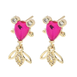 Фуксиновый Серьги-гвоздики в форме рыбок из латуни с микропаве из кубических цирконий, со стеклом, стойки покрытие, золотые, красно-фиолетовые, 20.5x10.5 мм