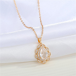 Белый Винтажное шикарное колье-подвеска с кристаллами циркона и микроинкрустацией кристаллами