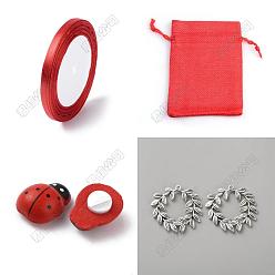 Rouge 1sac cabochons en bois peints à la bombe, coccinelle / coccinelle, point de colle double face, avec 1rouleau de ruban de satin simple face, 30 pièces de sacs à cordon et 30 pièces de pendentifs en alliage, rouge, 14.5x12x7mm, 30 pcs /sachet 
