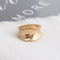 The original golden color Fashionable and versatile alloy ring with exquisite fairy style - cold and indifferent.