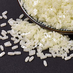 (QTL513) Сливочно-кремовый Цейлонский Миюки четверть бусины тила, японский бисер, 2-луночное, (qtl 513) масло сливочное цейлонское, 5x1.2x1.9 мм, отверстие : 0.8 мм, Около 480 шт / 10 г